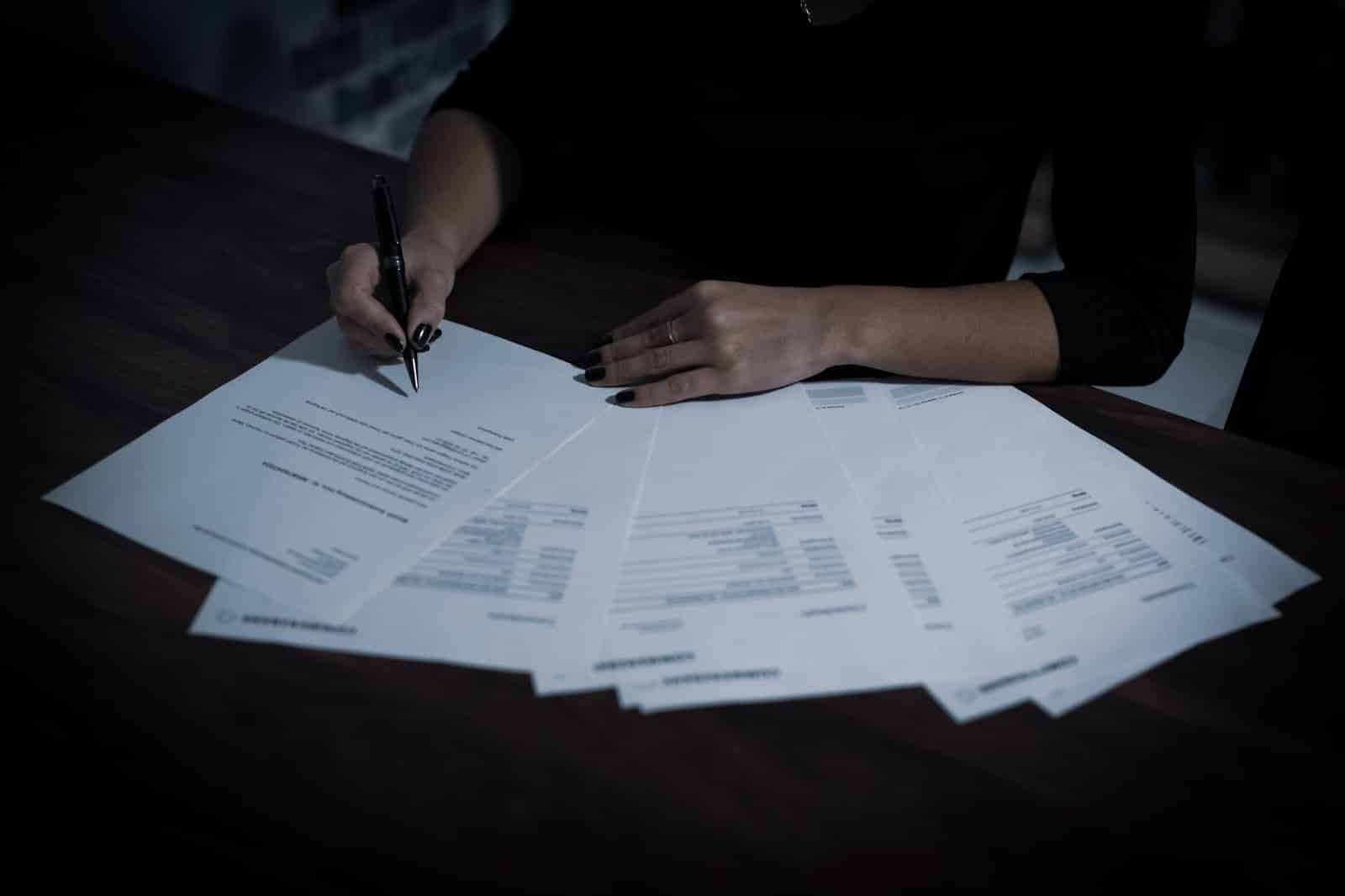 Veuve signant les documents de la succession