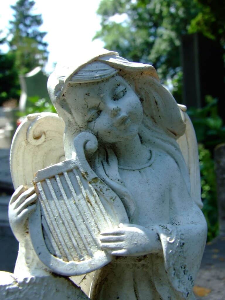 Monument funéraire représentant un ange avec sa lyre